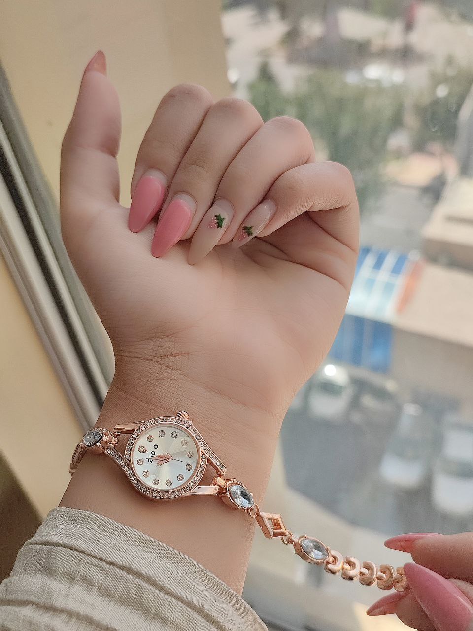 ساعت صفحه سفید نگین دار سفید